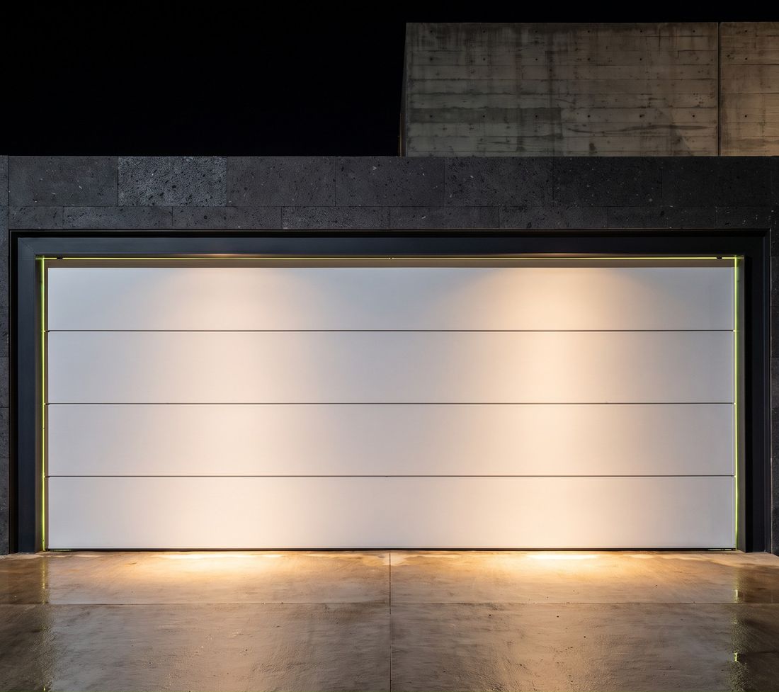 Puerta seccional Azteca Drive Blanca Lisa, superficie plana continua en blanco RAL 9016